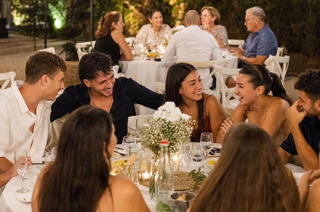 פתרון יצירתי למשפחה מסוכסכת באירוע באמצעות סידור שולחנות נכון.