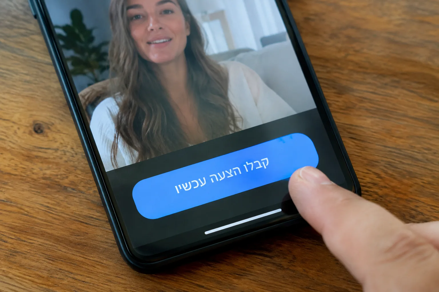 אצבע עומדת ללחוץ על כפתור קריאה לפעולה בסוף סרטון וידאו בטלפון נייד