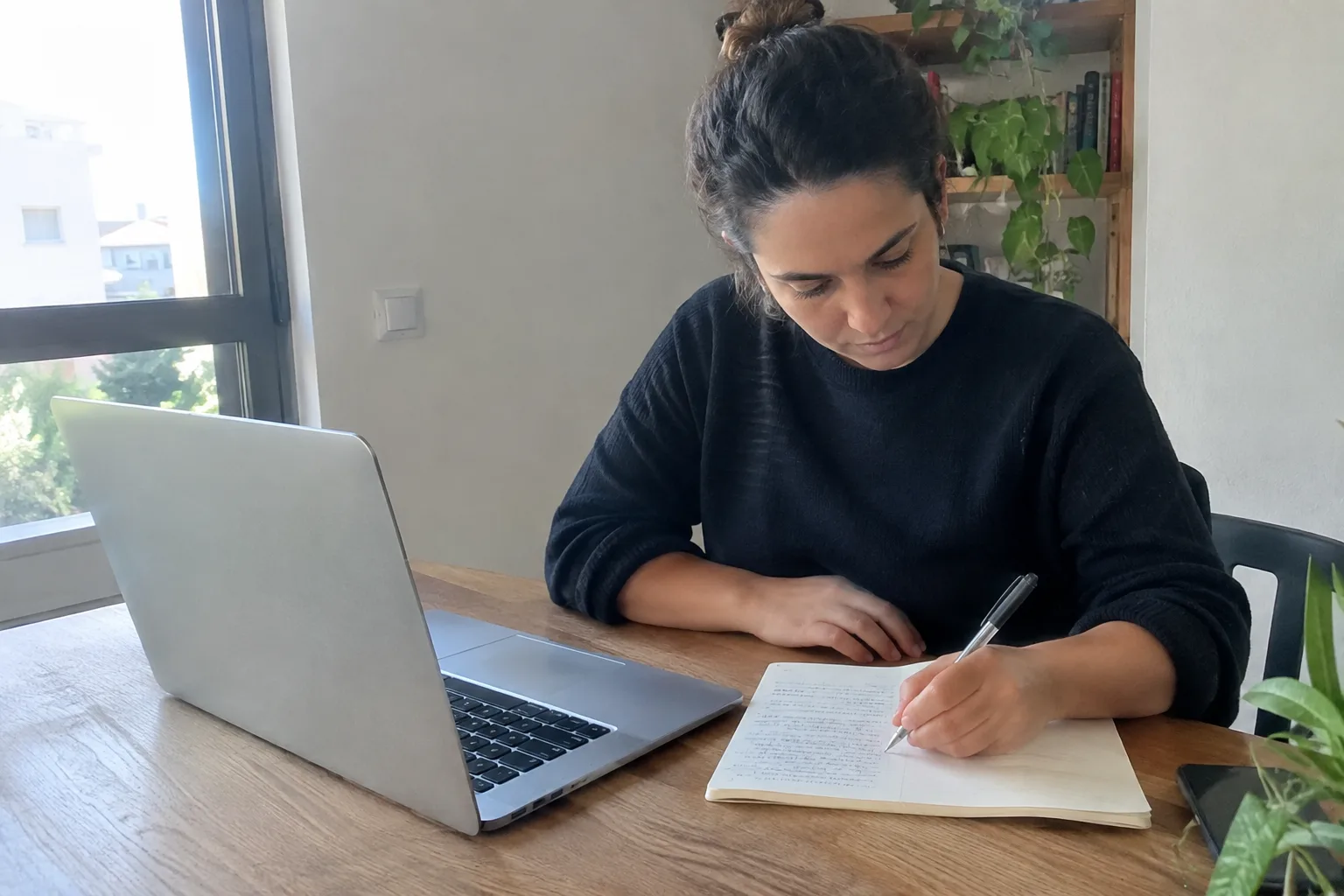 בעלת עסק קטן מתכננת וכותבת תסריט לסרטון שיווקי במשרדה.